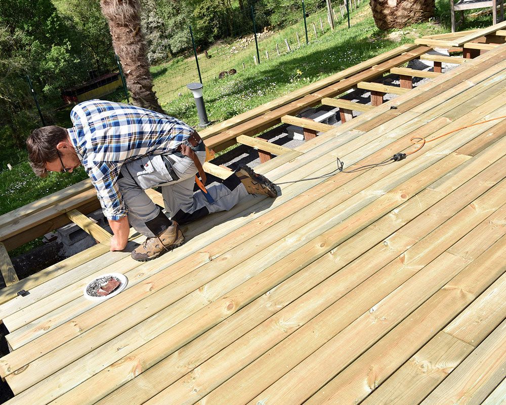 The Benefits of Composite Decking vs. Wood Decking